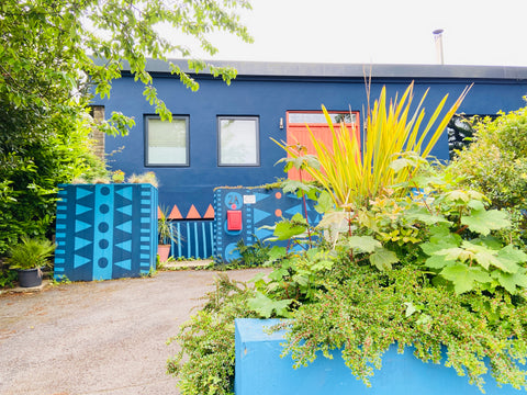 Colourful Artist’s Annexe near Beach & Village